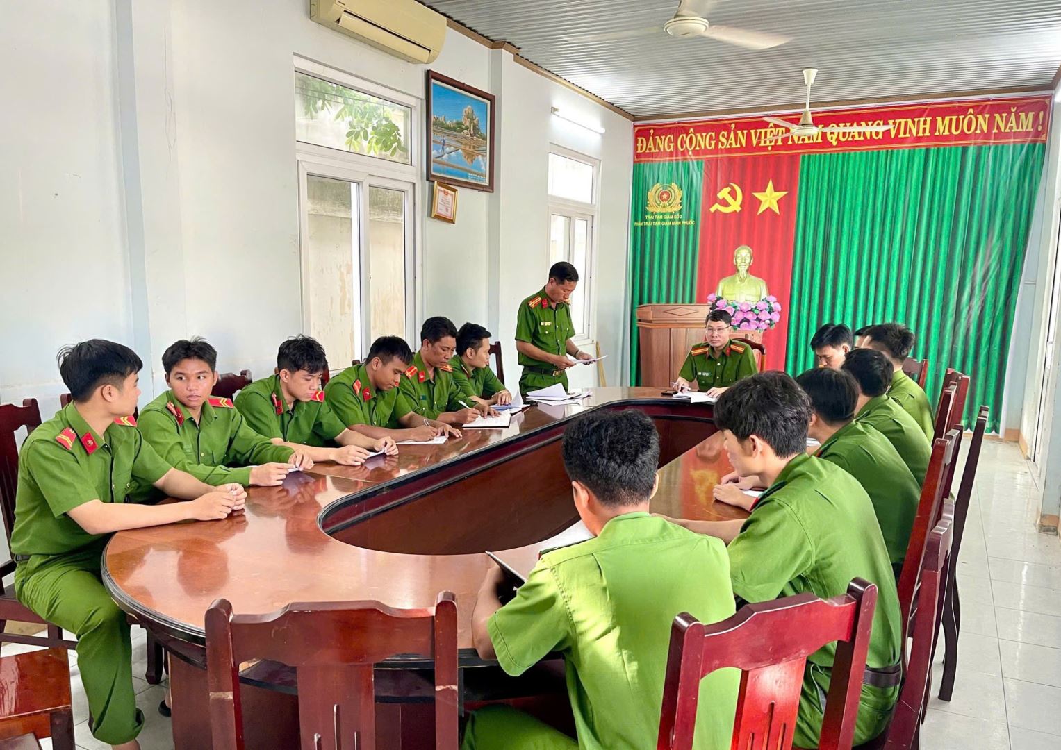 Đồng chí Lê Đình Hùng, Chi ủy viên, Phó Trưởng phân trại quán triệt các quy định liên quan