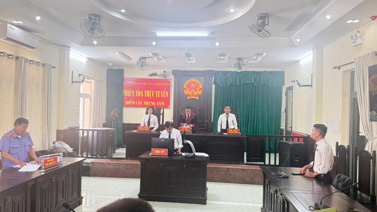 Các Bị cáo nghe Hội đồng xét xử tuyên án