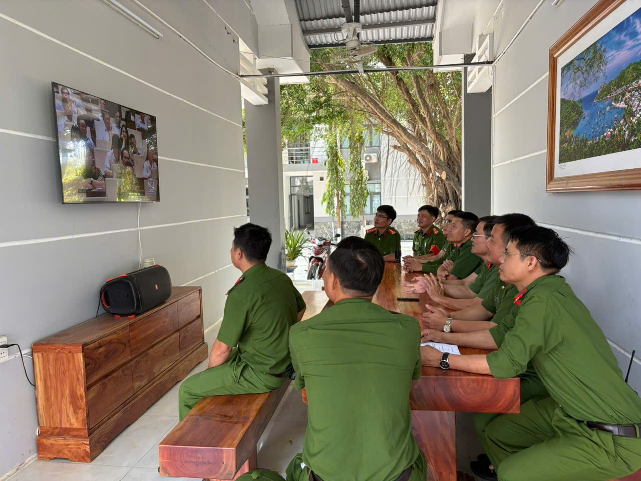 Cán bộ chiến sĩ tập trung học tập