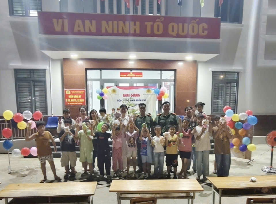 Hình ảnh: Lớp học đặc biệt (lớp học tiếng anh miễn phí) tại xã Diên Lạc