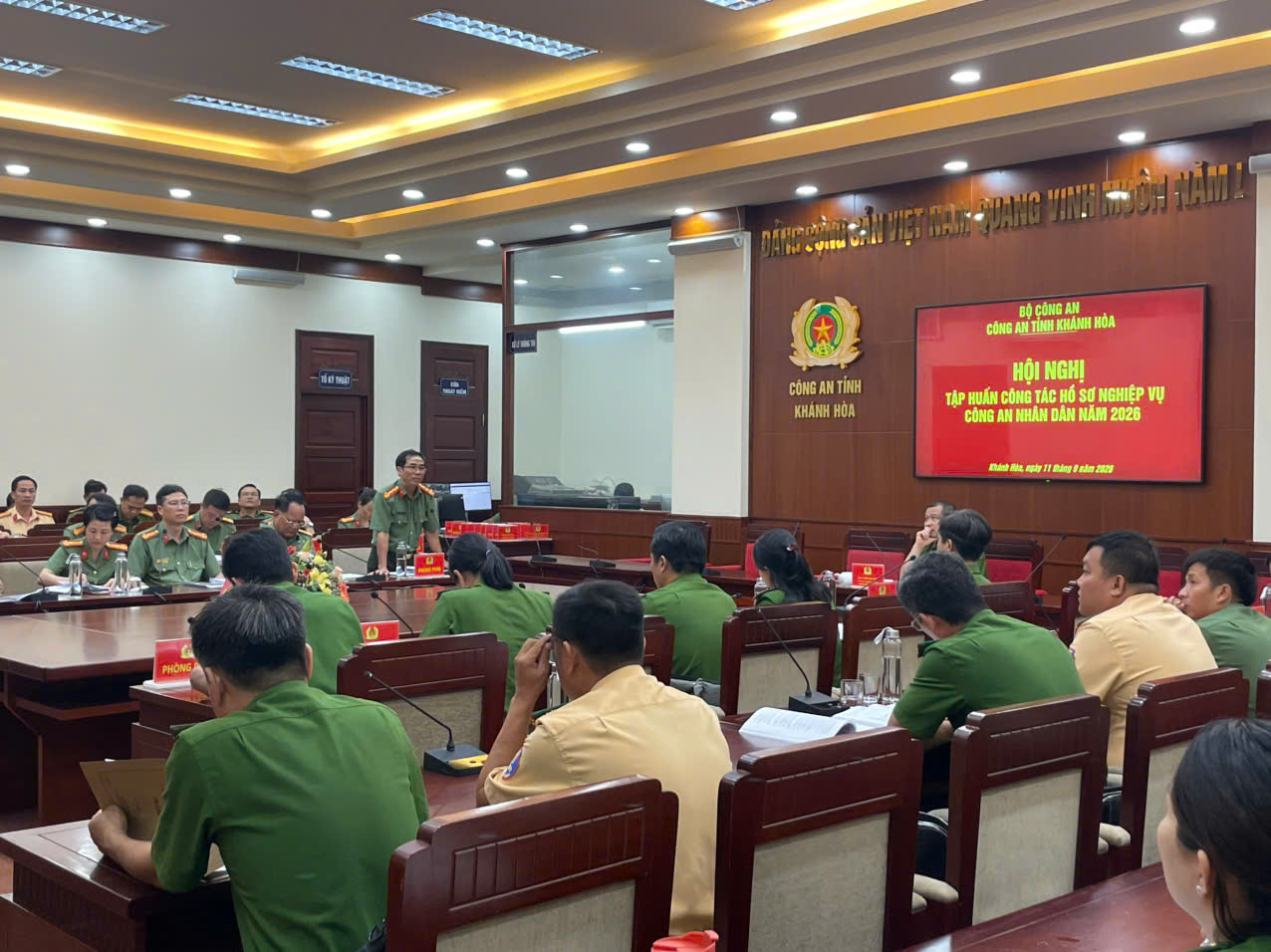 Báo cáo viên quán triệt các Thông tư, Quyết định mới của Bộ Công an tại Hội nghị