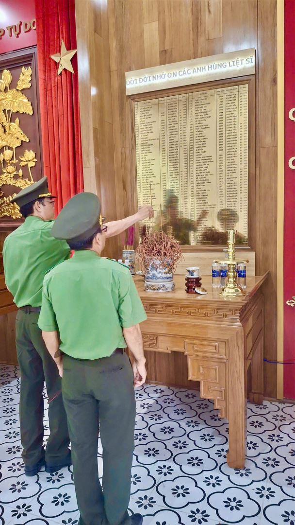 Đảng ủy, lãnh đạo Phòng PV06 thành kính dâng hương