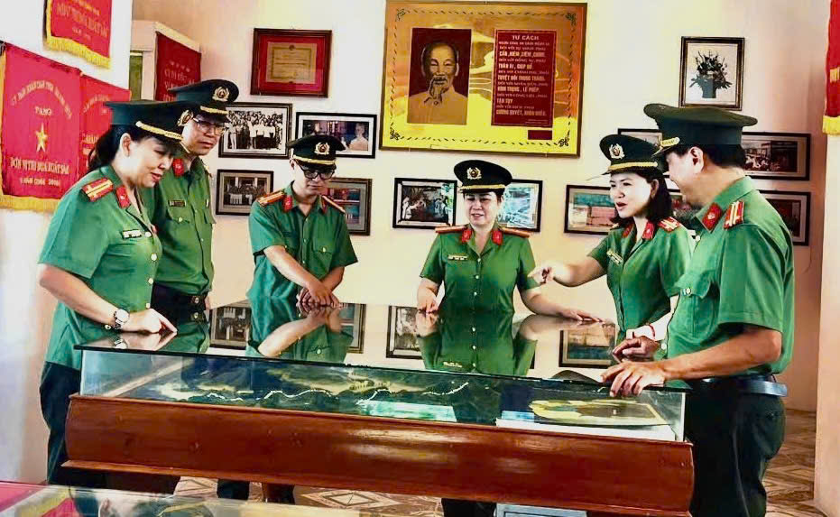 Đại biểu tham quan, tìm hiểu truyền thống tại Bảo tàng