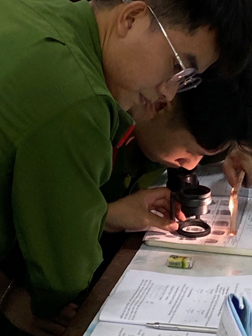 Ảnh: Hướng dẫn thực hành phân loại công thức vân tay trên danh chỉ bản.