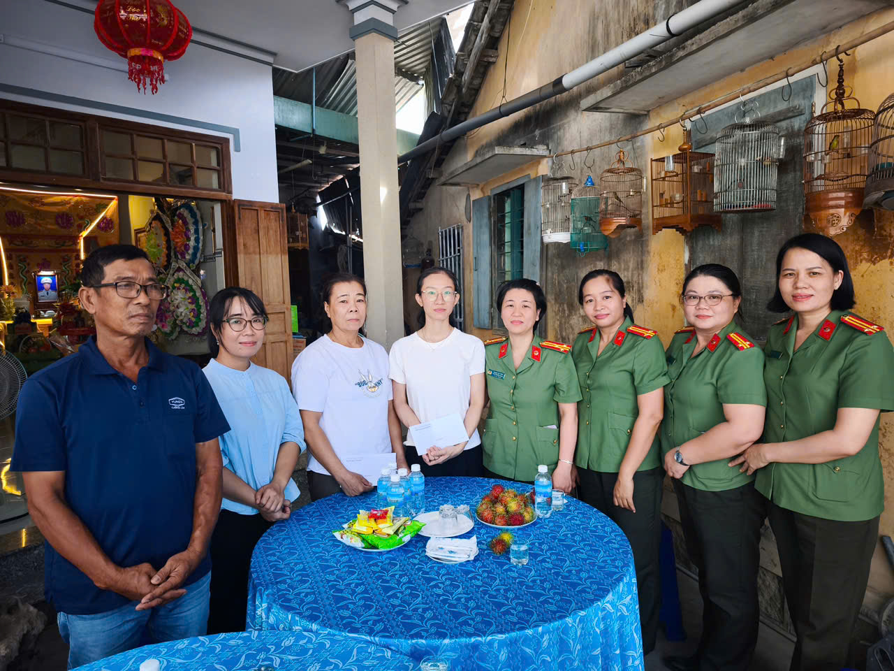 Ảnh: Thăm gia đình liệt sĩ Nguyễn Xuân Hải