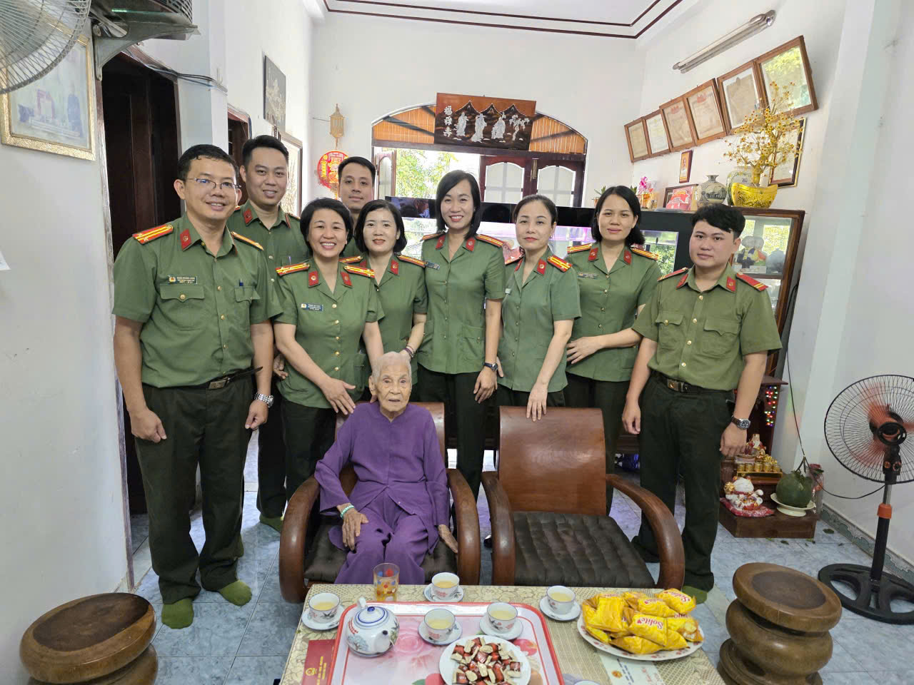 Ảnh: Thăm mẹ Việt Nam anh hùng Lê Thị Liên