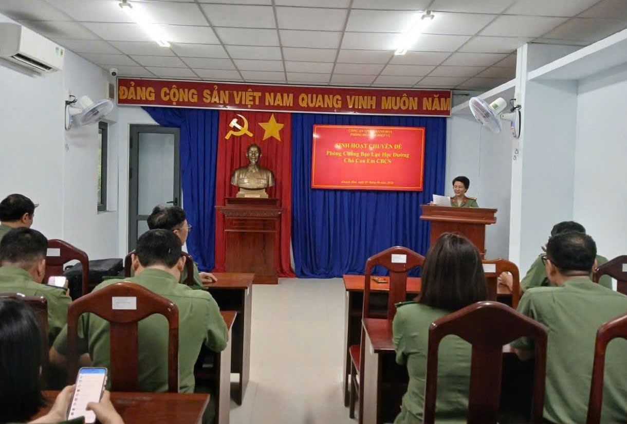 Đồng chí Thượng tá Phạm Thị Thuỳ, Phó trưởng phòng Hồ sơ nghiệp vụ quán triệt chuyên đề phòng chống bạo lực học đường cho con em CBCS.