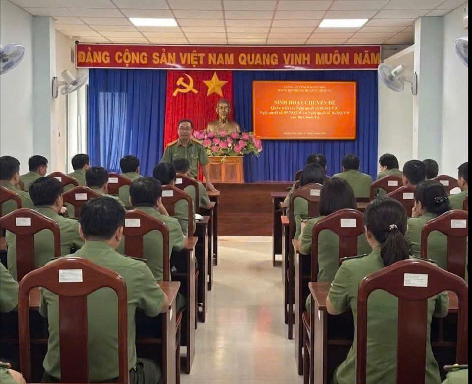 Đồng chí Đại tá Lê Văn Bảo - Bí thư Đảng uỷ, Trưởng phòng Hồ sơ nghiệp vụ đang phát biểu, chỉ đạo tại Hội nghị quán triệt các Nghị quyết mới của Bộ Chính trị.