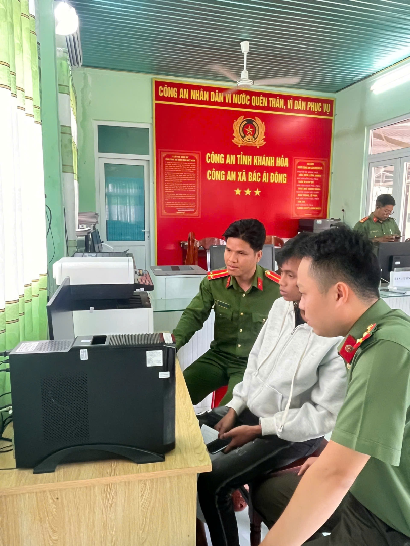 Ảnh: Triển khai thử nghiệm ứng dụng tại Công an xã Bác Ái Đông
