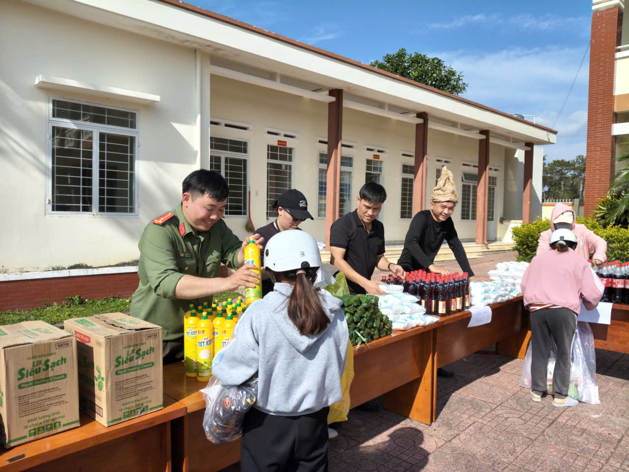 Hình ảnh: Tổ chức phiên chợ 0 đồng tại thôn Suối Me, xã Đông Khánh Sơn, tỉnh Khánh Hoà