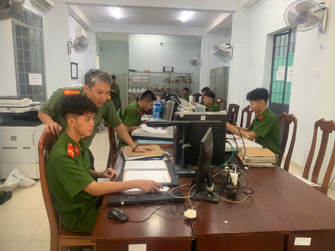CBCS Phòng Hồ sơ nghiệp vụ hướng dẫn chiến sĩ trẻ làm chủ công nghệ, nâng cao hiệu quả công tác số hóa hồ sơ.