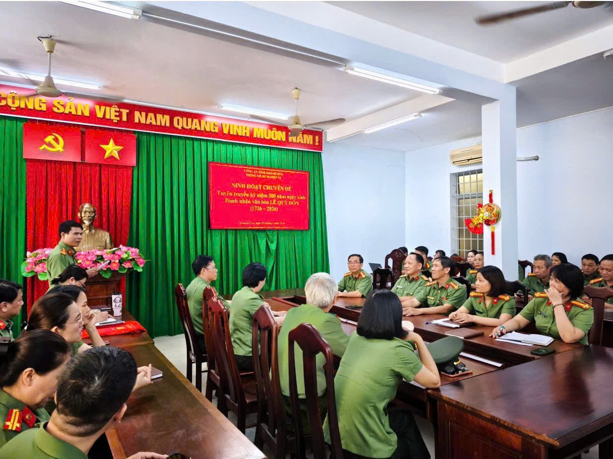 Cán bộ, đảng viên và chiến sĩ Phòng Hồ sơ nghiệp vụ tập trung nghiên cứu, thảo luận về giá trị di sản của Danh nhân văn hóa Lê Quý Đôn.
