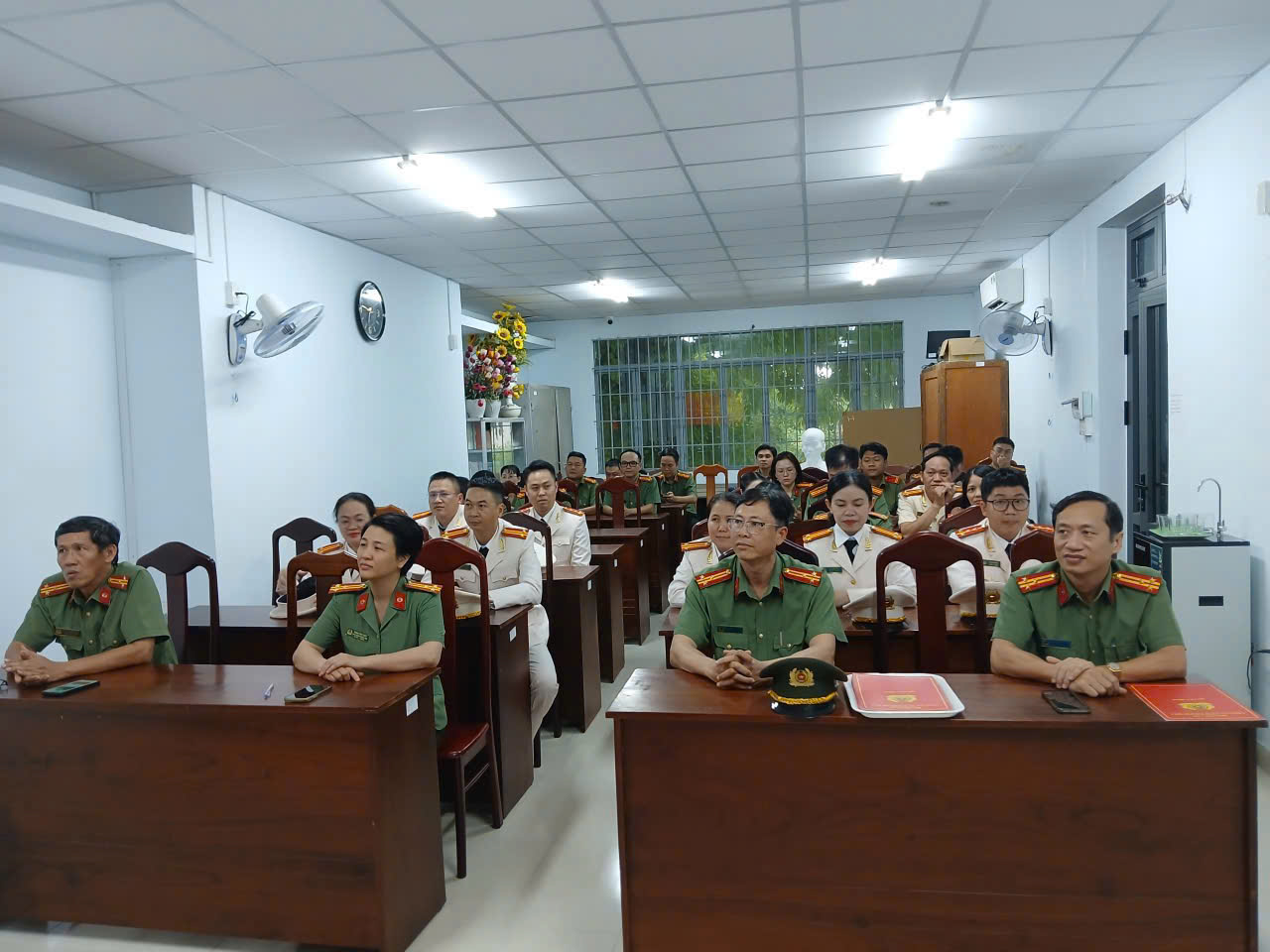 Cán bộ, chiến sĩ Phòng Hồ sơ nghiệp vụ tham dự Lễ trao Quyết định thăng cấp bậc hàm, nâng bậc lương năm 2026.