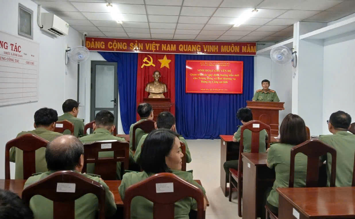 Đảng ủy phòng Hồ sơ nghiệp vụ quán triệt các quy định, hướng dẫn mới của Trung ương và Ban thường vụ Đảng ủy Công an tỉnh
