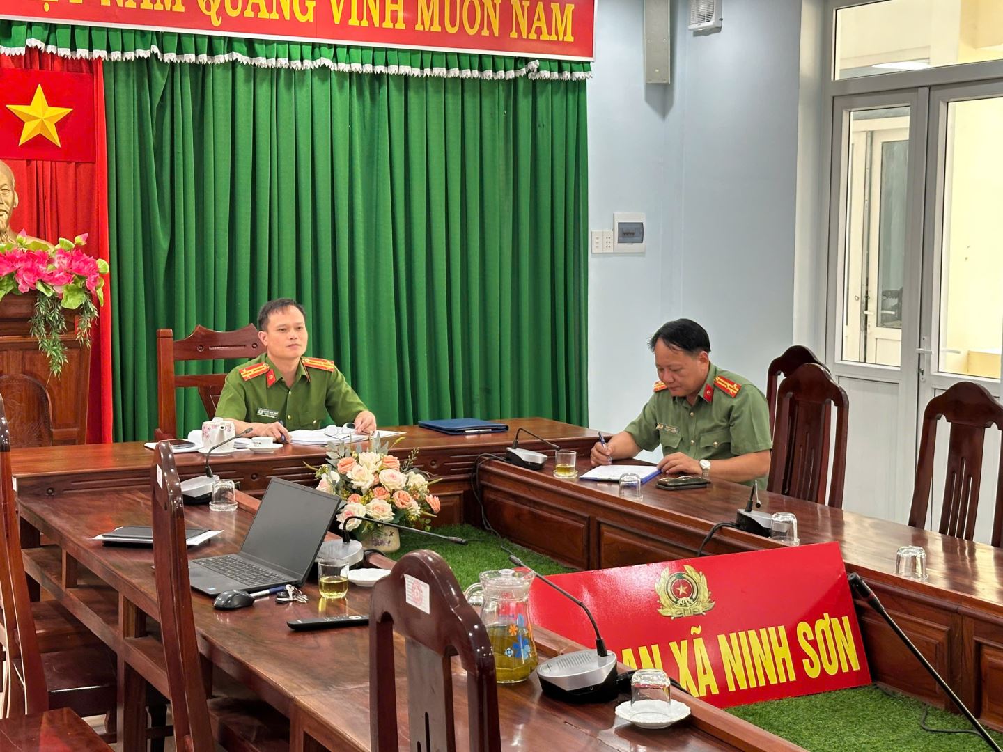 người đồng bào dân tộc thiểu số, người ngước ngoài đang trải nghiệm ứng dụng