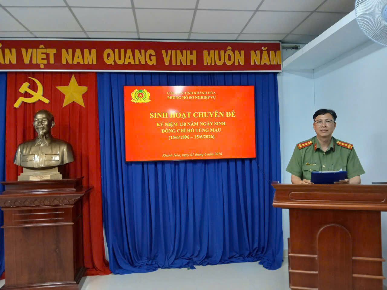 Hình ảnh: Đ/c Thượng tá Nguyễn Quang Phú - Phó Bí thư Đảng uỷ, Phó Trưởng phòng Hồ sơ nghiệp vụ quán triệt, phổ biến sâu rộng đến toàn thể cán bộ, đảng viên, chiến sĩ các nội dung trọng tâm của buổi sinh hoạt chuyên đề.
