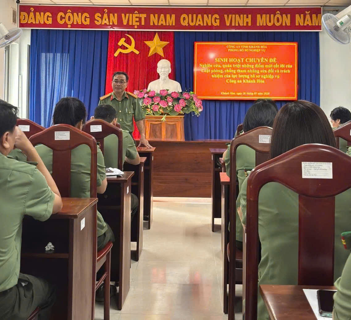 Phòng Hồ sơ nghiệp vụ sinh hoạt chuyên đề nghiên cứu, quán triệt những điểm mới cốt lõi của luật phòng, chống tham nhũng sửa đổi và trách nhiệm của lực lượng hồ sơ nghiệp vụ Công an tỉnh Khánh Hòa