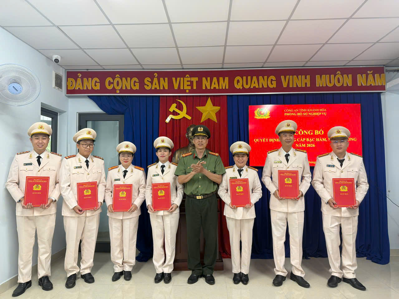 Toàn cảnh Lễ trao Quyết định thăng cấp bậc hàm nâng lương.