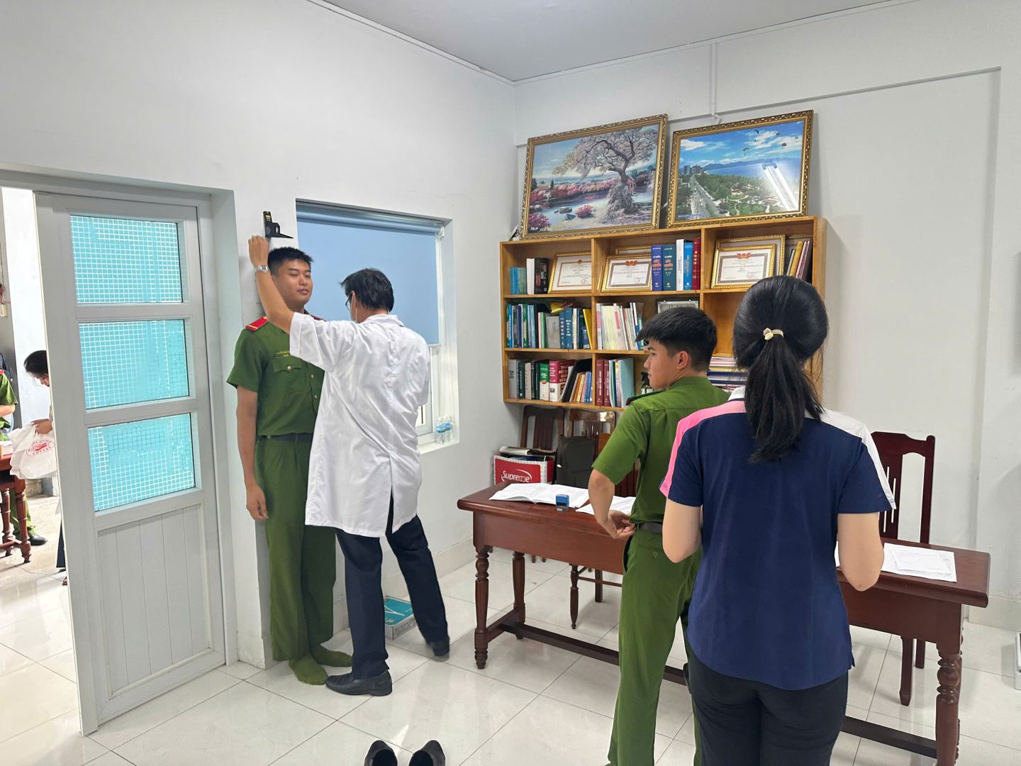Đồng chí Thiếu tá Trần Xuân Vũ, Bí thư chi bộ, Đội trưởng Đội Tham mưu tổng hợp công bố quyết định