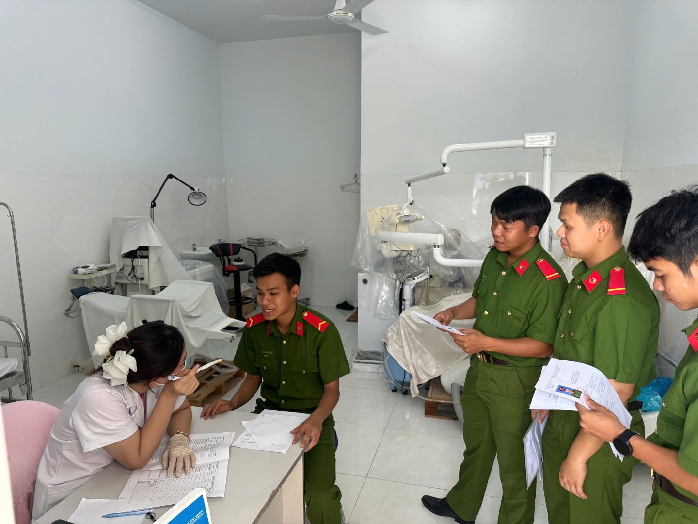 Đồng chí Thượng tá Trần Quý, Phó Bí thư Đảng uỷ, Chủ nhiệm Uỷ ban kiểm tra Đảng uỷ, Phó Trưởng phòng Phòng Tổ chức cán bộ phát biểu trước hội nghị.