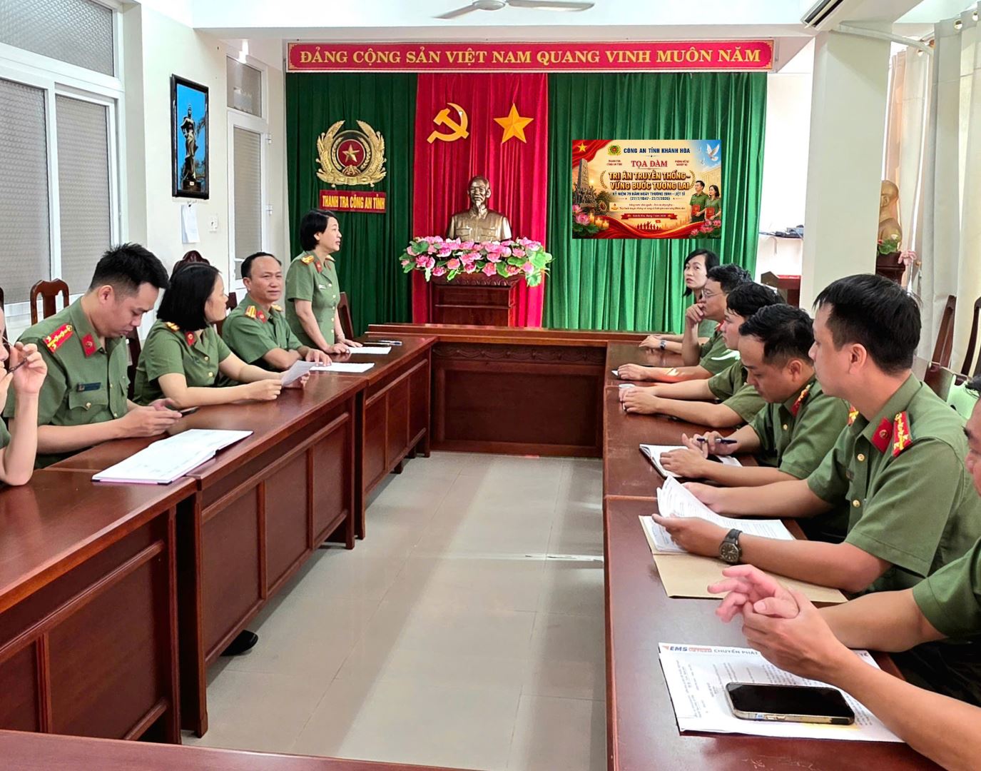 Thanh tra Công an tỉnh và Phòng Hồ sơ nghiệp vụ tổ chức sinh hoạt chính trị "Tri ân truyền thống - Vững bước tương lai"