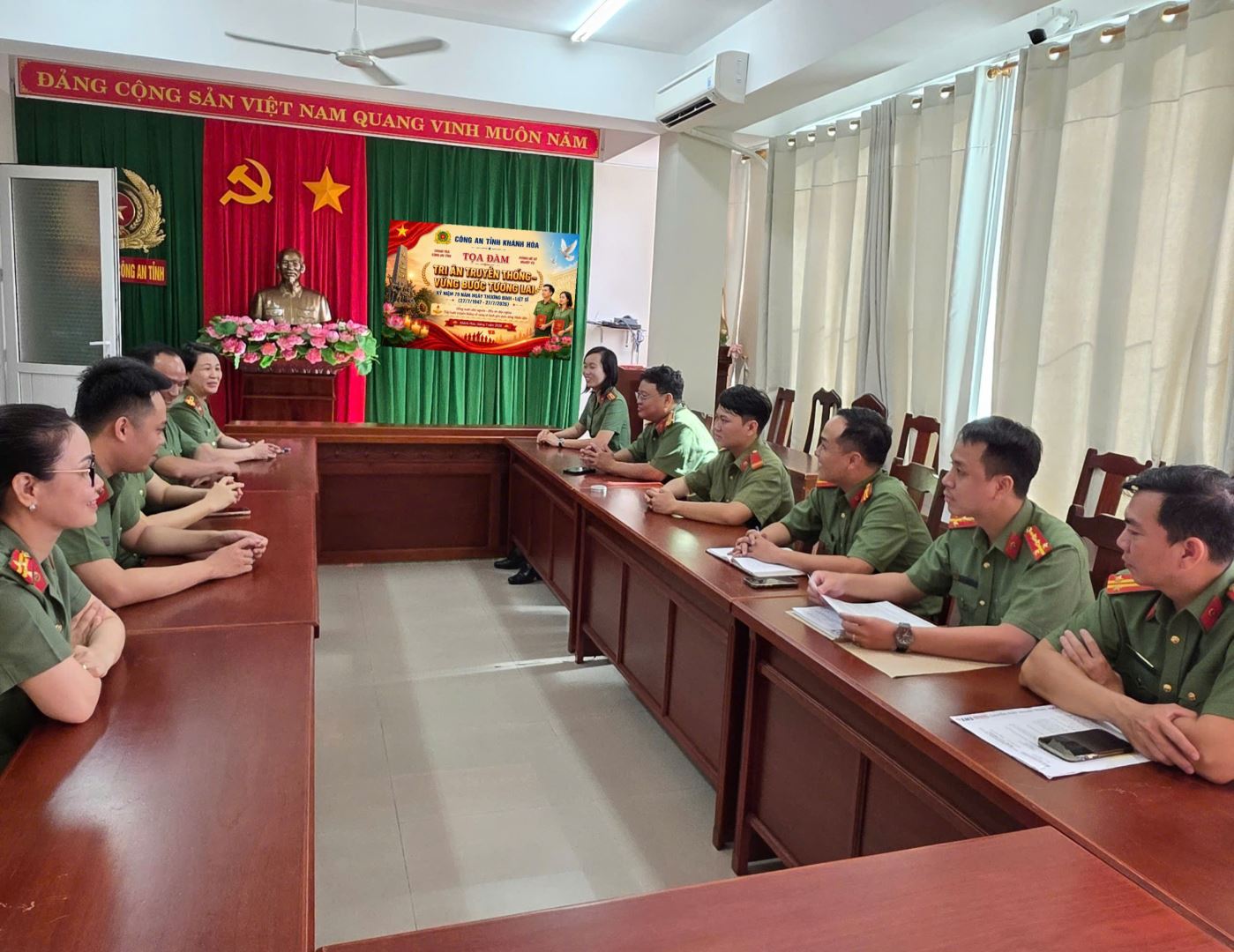 Hội viên, đoàn viên và cán bộ chiến sĩ hai đơn vị trao đổi, tọa đàm sôi nổi