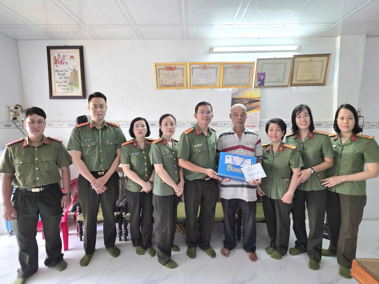 Đoàn công tác tham hỏi tặng quà Mẹ Việt Nam Anh Hùng