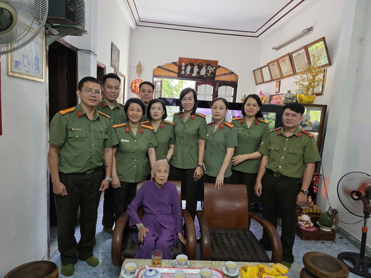 Đoàn công tác tham hỏi tặng quà Mẹ Việt Nam Anh Hùng