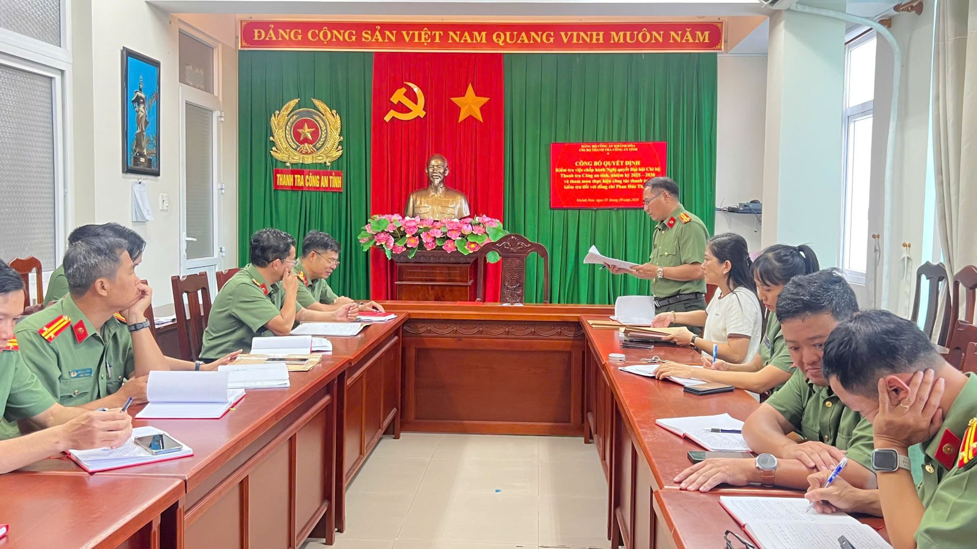 Buổi làm việc của Chi bộ Thanh tra Công an tỉnh 