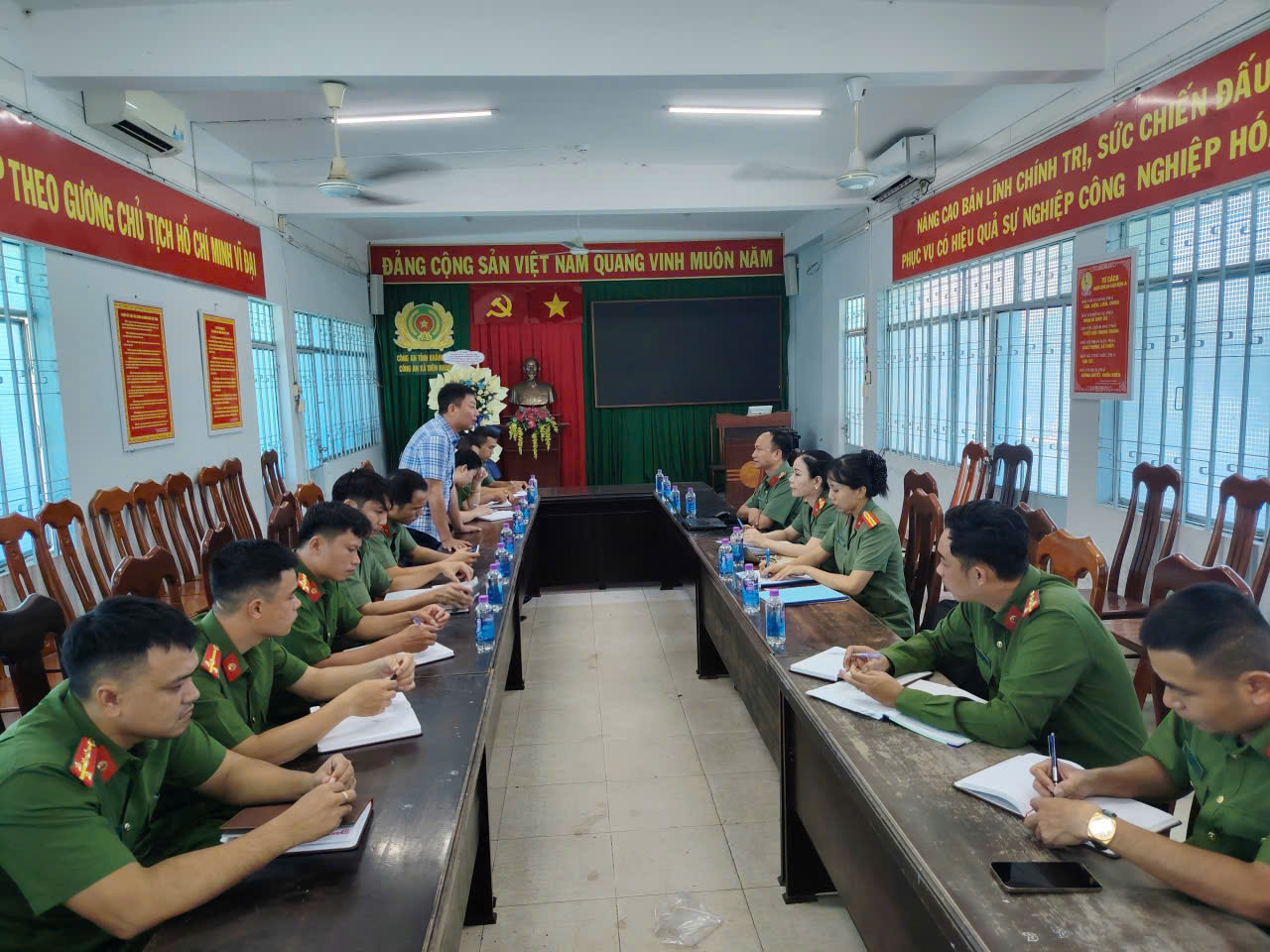 Công an xã Diên Khánh trao đổi khó khăn vướng mắc