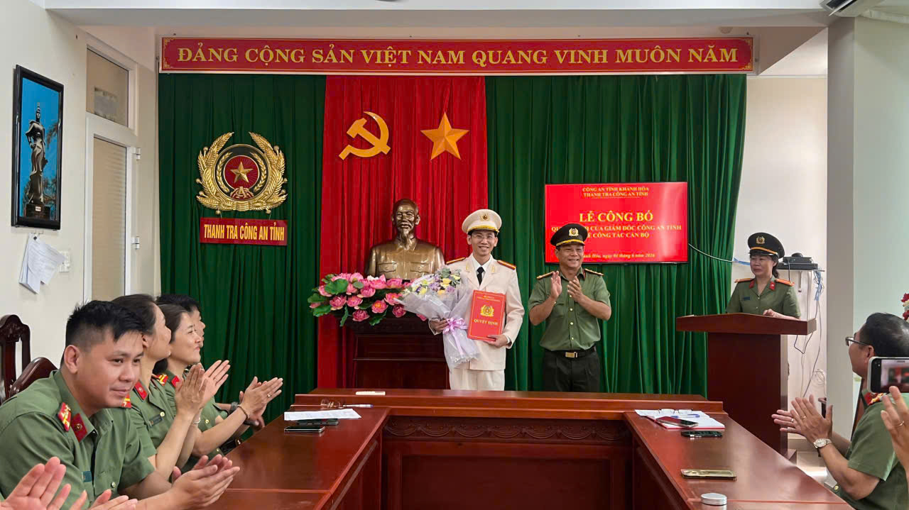 Chánh Thanh tra trao quyết định đối với Thiếu tá Nguyễn Văn Hưng