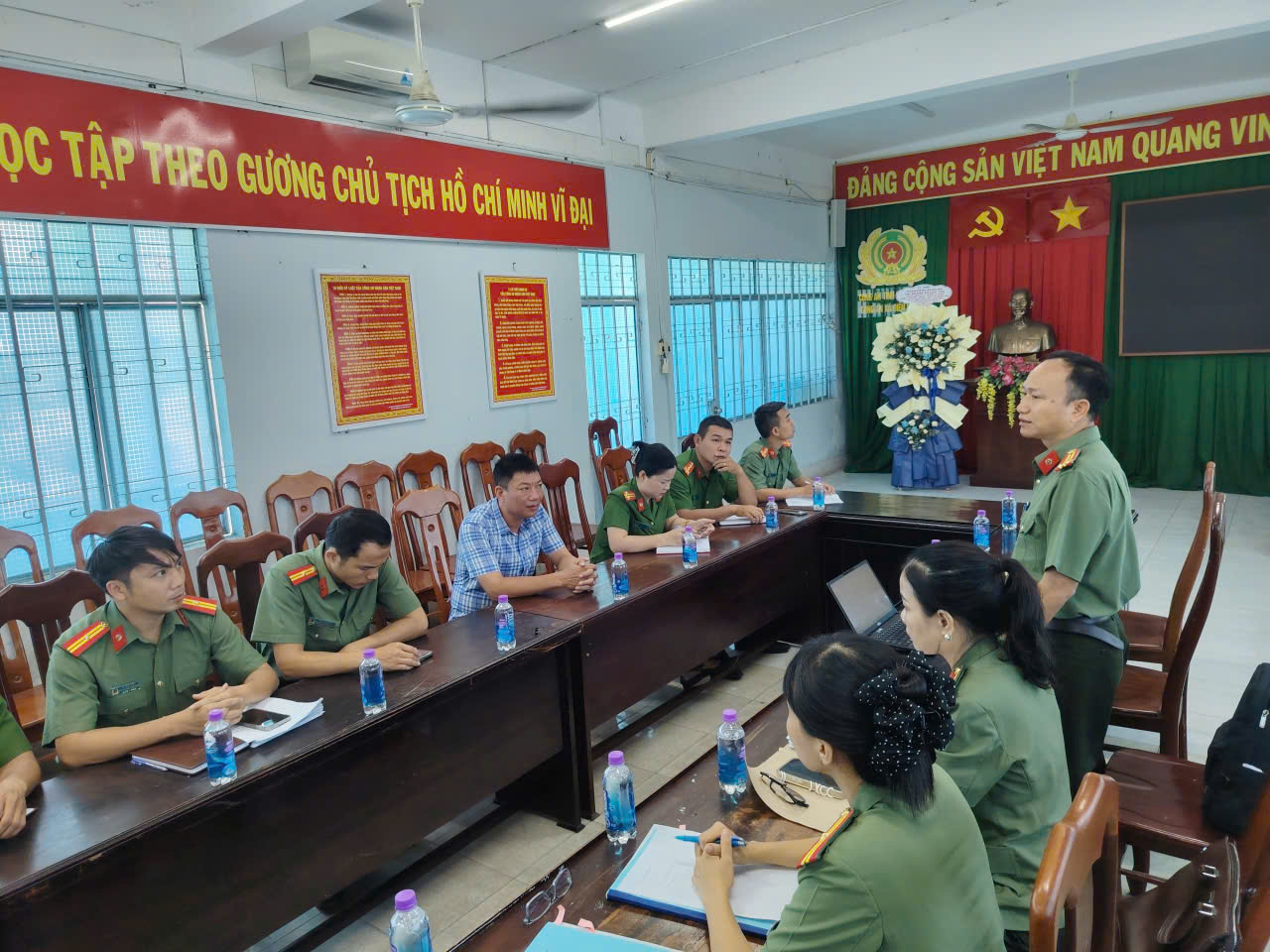 Cán bộ Thanh tra Công an tỉnh trao đổi, hướng dẫn