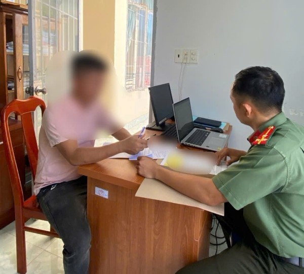 Cán bộ Công an xã Cam An làm việc với ông N.Q.V, sinh năm 1983, thường trú: thôn V.T, xã Cam An