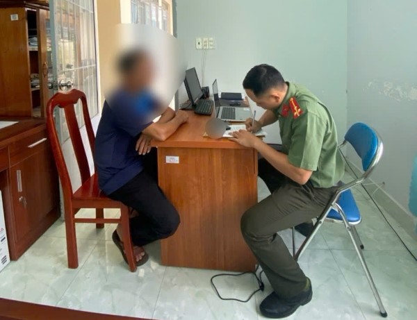 Cán bộ Công an xã Cam An làm việc với ông N.T.P, sinh năm 1962, thường trú thôn T.L, xã Cam An