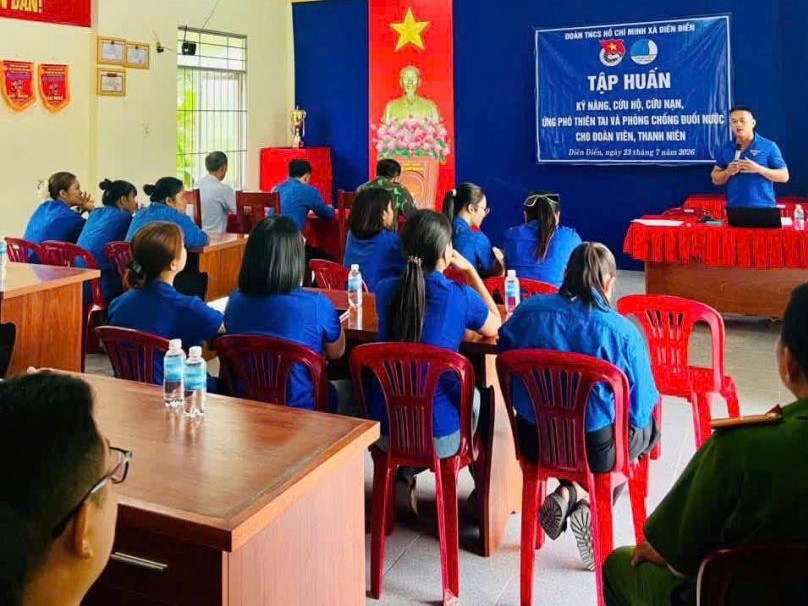 Các lực lượng tham gia học tập các nội dung lý thuyết về ứng phó sự cố thiên tai, đuối nước, cứu hộ, cứu nạn