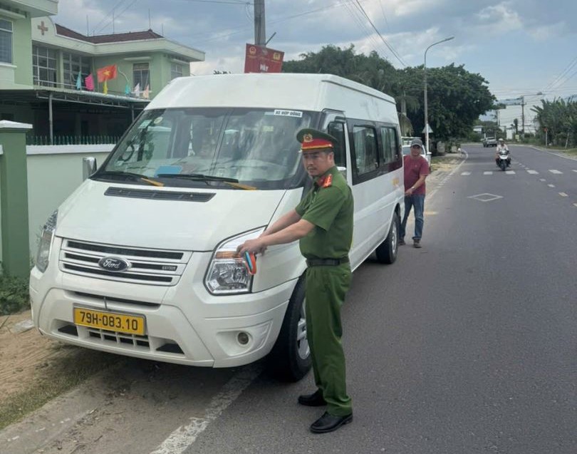 Cán bộ Công an xã kiểm tra xe kinh doanh vận tải hành khách trên địa bàn.