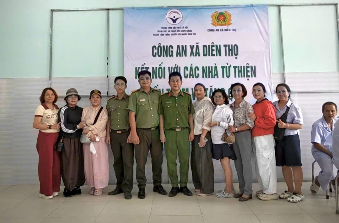 Cán bộ, chiến sĩ Công an xã Diên Thọ cùng các nhà hảo tâm trao tặng những phần quà ý nghĩa tại chương trình thiện nguyện.