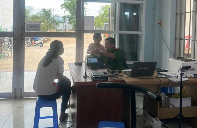 Đ/c Trung tá Lê Khánh Xuân tận tình giải quyết thủ tục hành chính cho các em nhỏ