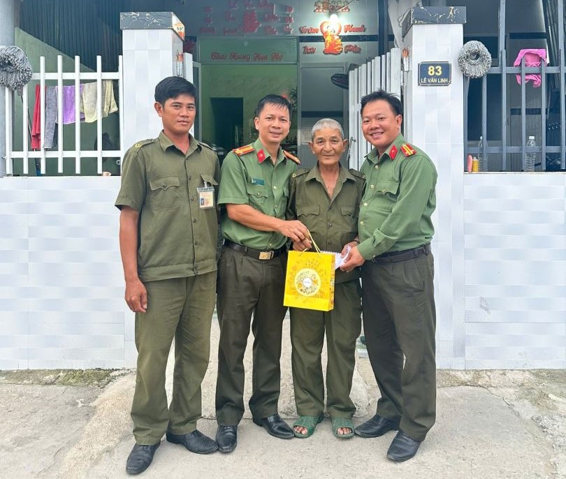 CAP Ninh Chử phối hợp thăm, tặng quà gia đình Lực lượng tham gia bảo vệ ANTT ở cơ sở