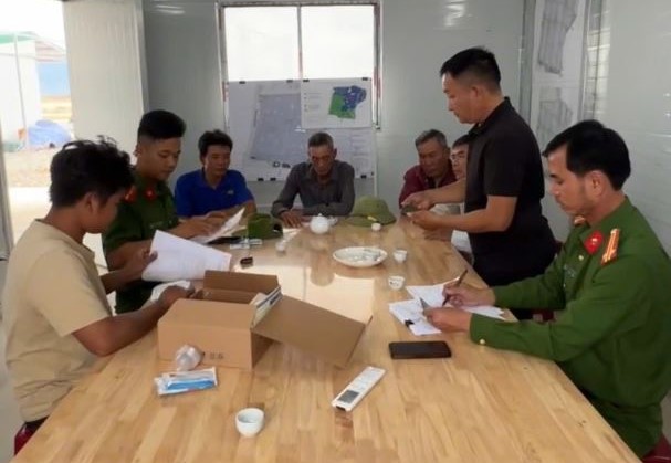 Công an xã làm việc với các doanh nghiệp, đơn vị thi công