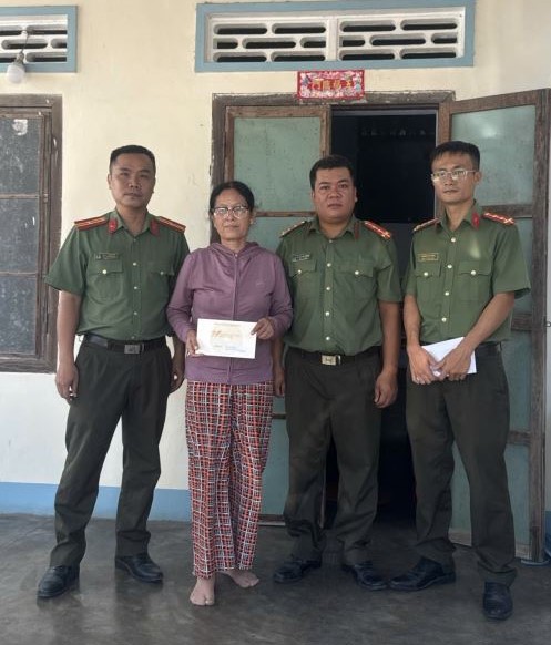 Hướng tới Ngày Thương binh - Liệt sĩ 27/7, Thiếu tá Đoàn Thanh Tất, Phó trưởng Công an xã Vạn Thắng ân cần thăm hỏi, tặng quà thân nhân liệt sĩ Nguyễn Đi