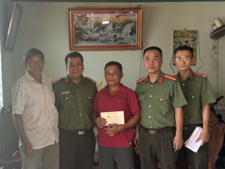 Nhân dịp 27/7, Thiếu tá Đoàn Thanh Tất - Phó trưởng Công an xã Vạn Thắng và CBCS đơn vị thăm hỏi và trao quà tri ân tới đại diện gia đình liệt sĩ Phan Thị Đệ