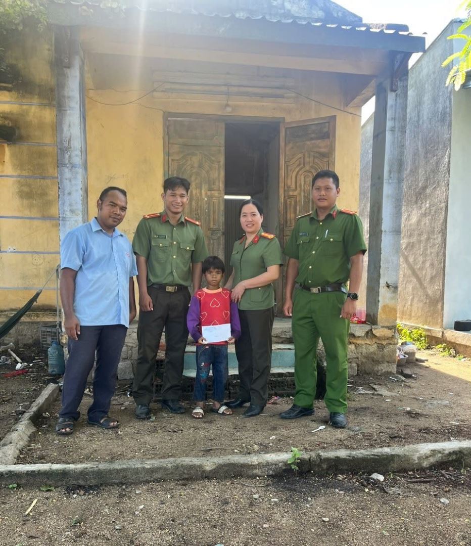 Công an xã và đại diện Ban quản lý thôn Phước Tân đến thăm hỏi, tặng quà cho các em nhỏ có hoàn cảnh khó khăn trên địa bàn.