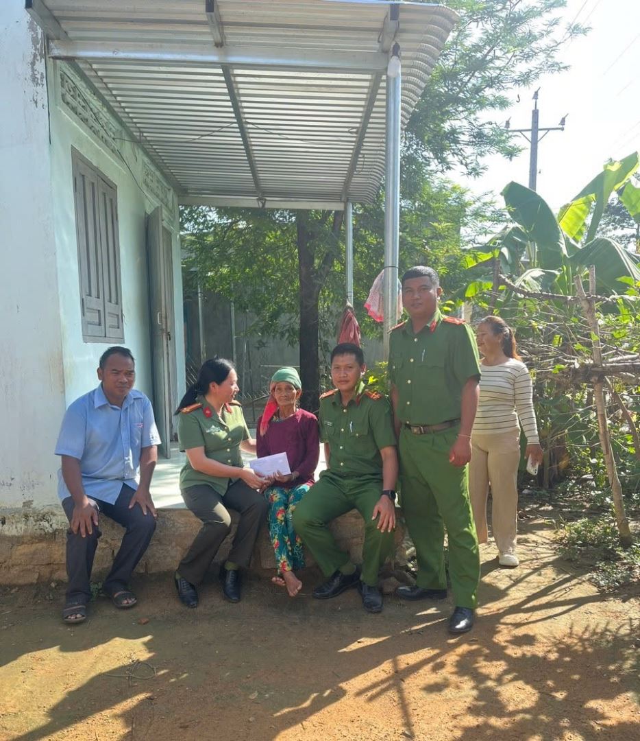 Công an xã và đại diện Ban quản lý thôn Phước Tân đến thăm hỏi, tặng quà cho người dân có hoàn cảnh khó khăn trên địa bàn.