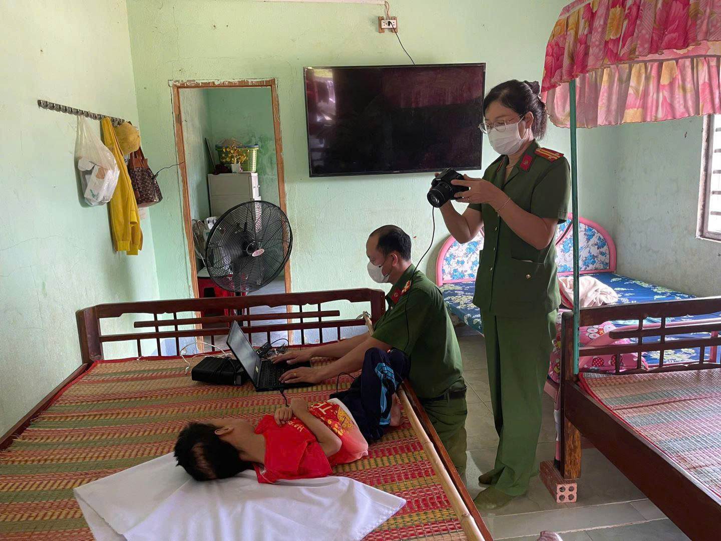 Làm căn cước cho anh Lượng Bảo Quý trú tại thôn Bỉnh Nghĩa, xã Ninh Hải bị khuyết tật bẩm sinh.