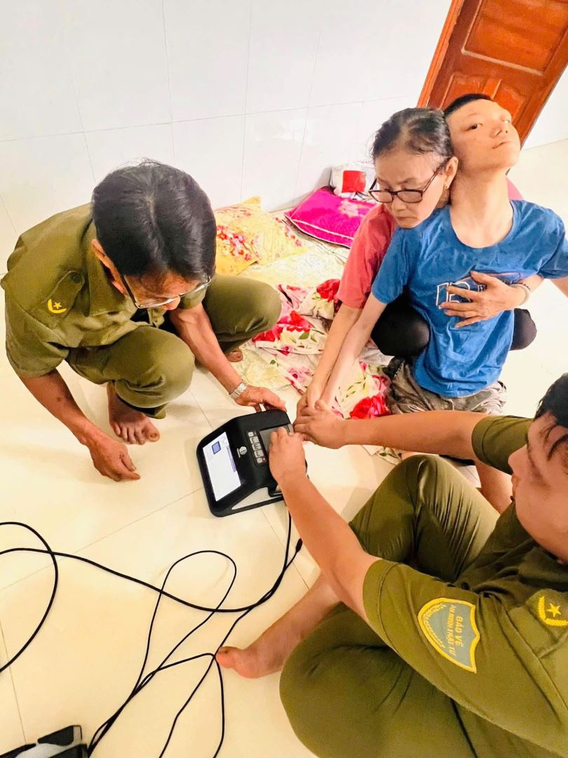 Công an xã Vạn Thắng làm căn cước lưu động tại nhà cho một trường hợp trẻ em bị khuyết tật, không có điều kiện trực tiếp đến trụ sở Công an xã.
