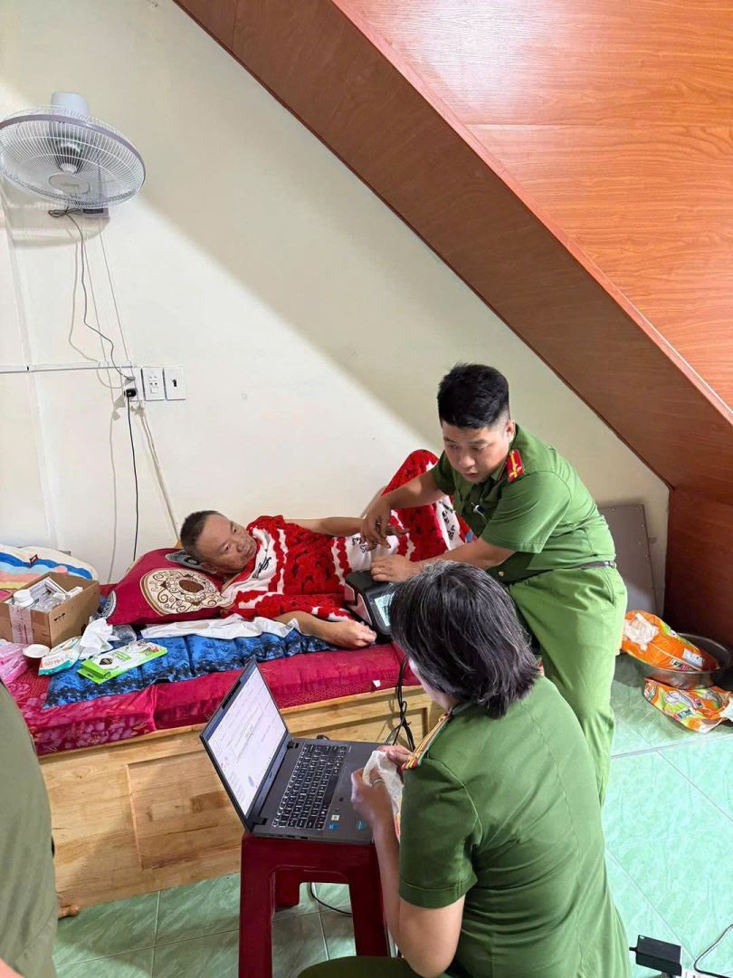 Công an phường Cam Linh đến tận nhà người già yếu, đi lại hạn chế để hỗ trợ thu nhận hồ sơ cấp Căn cước.