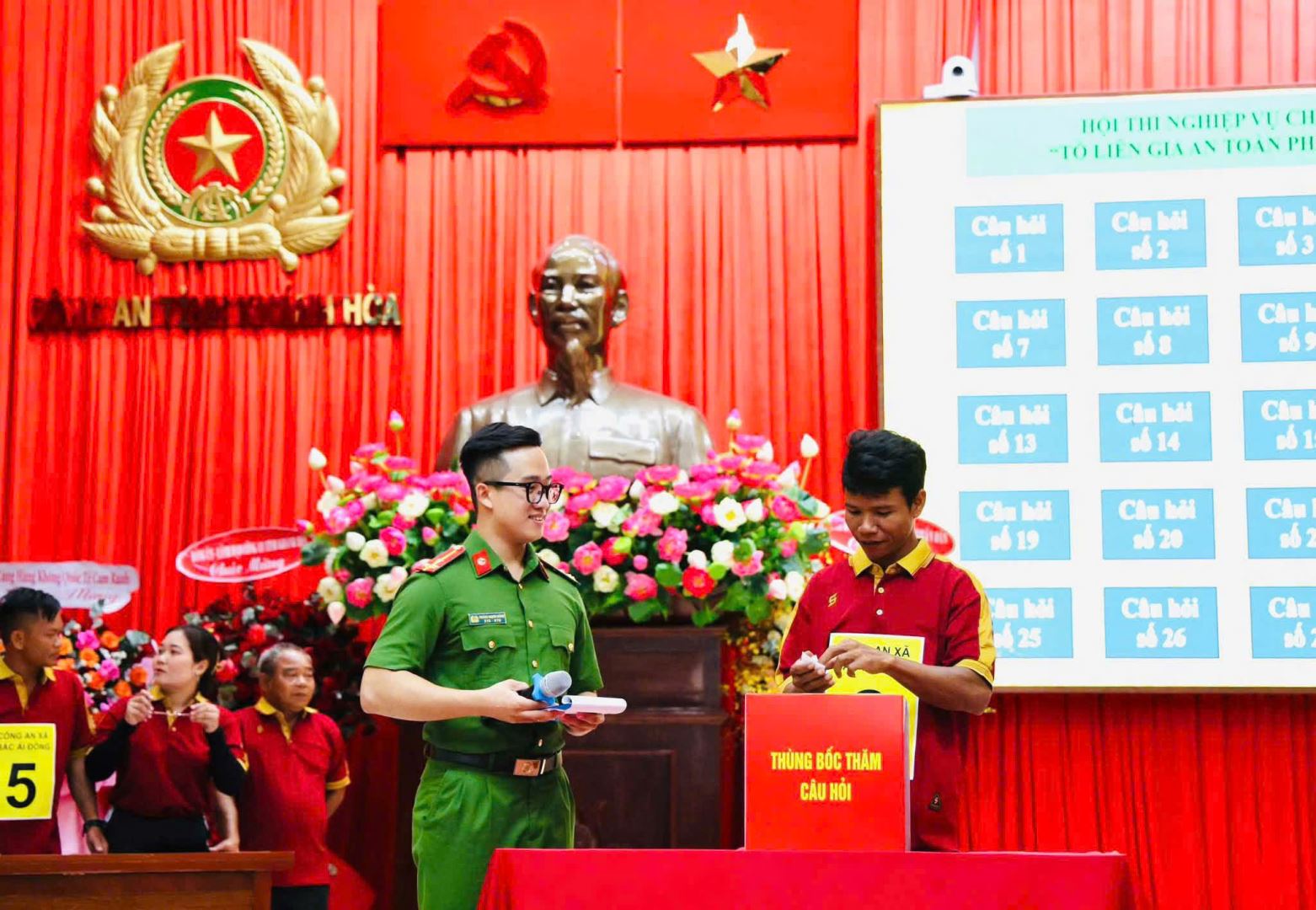 Các thí sinh bốc thăm và trả lời câu hỏi phần thi lý thuyết.