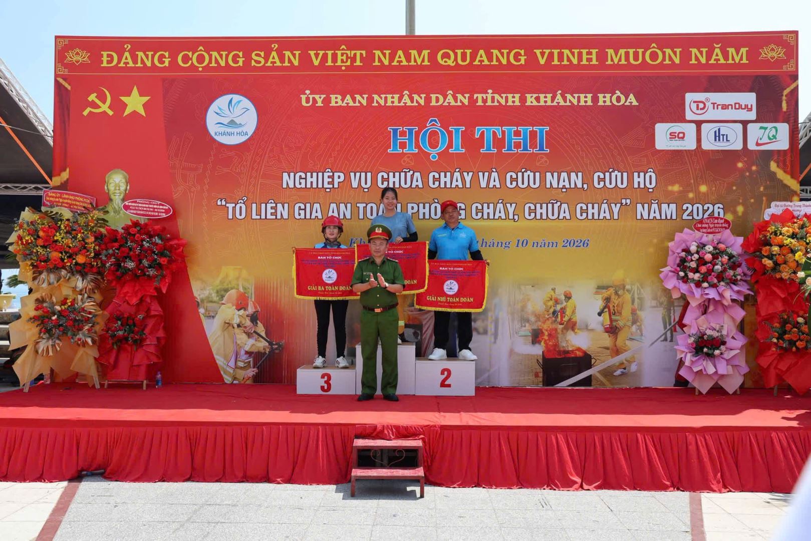 Đại tá Lê Quang Đồng - Phó Giám đốc Công an tỉnh trao giải toàn đoàn cho các đội.
