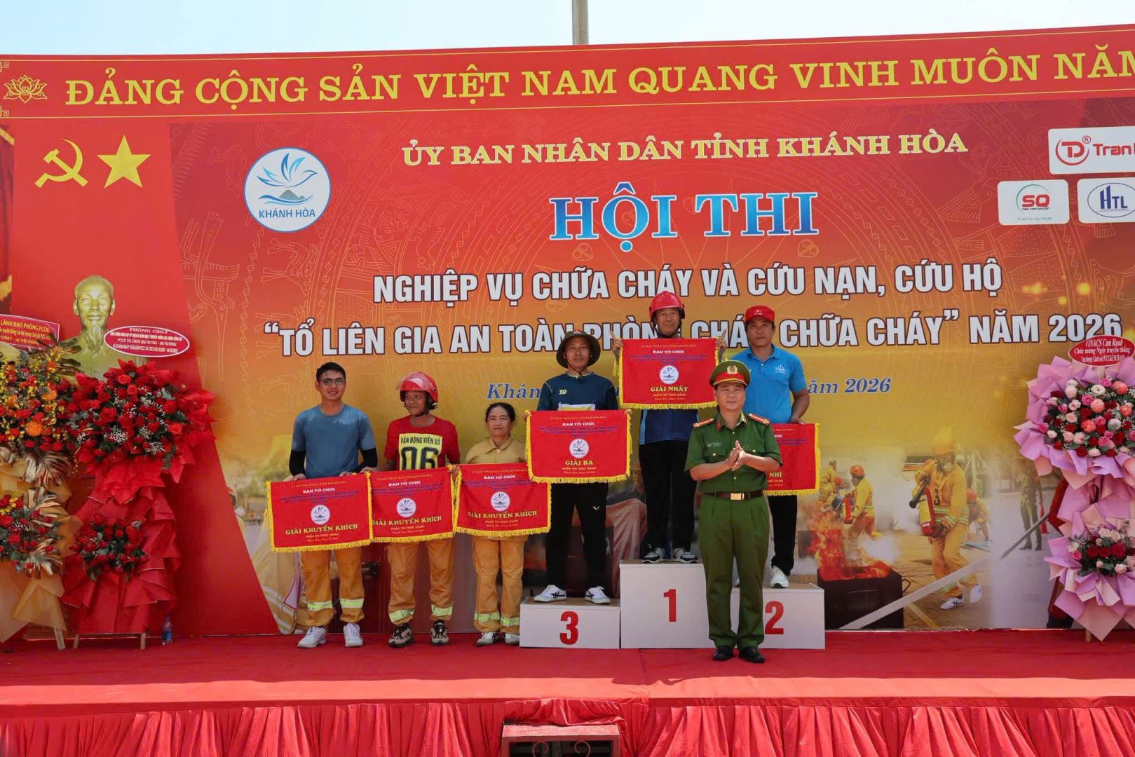 -Đại tá Nguyễn Quang Đang - Trưởng phòng Cảnh sát phòng cháy chữa cháy và cứu nạn, cứu hộ Công an tỉnh Khánh Hòa trao giải cho các đội có thành tích cao tại phần thi thực hành.
